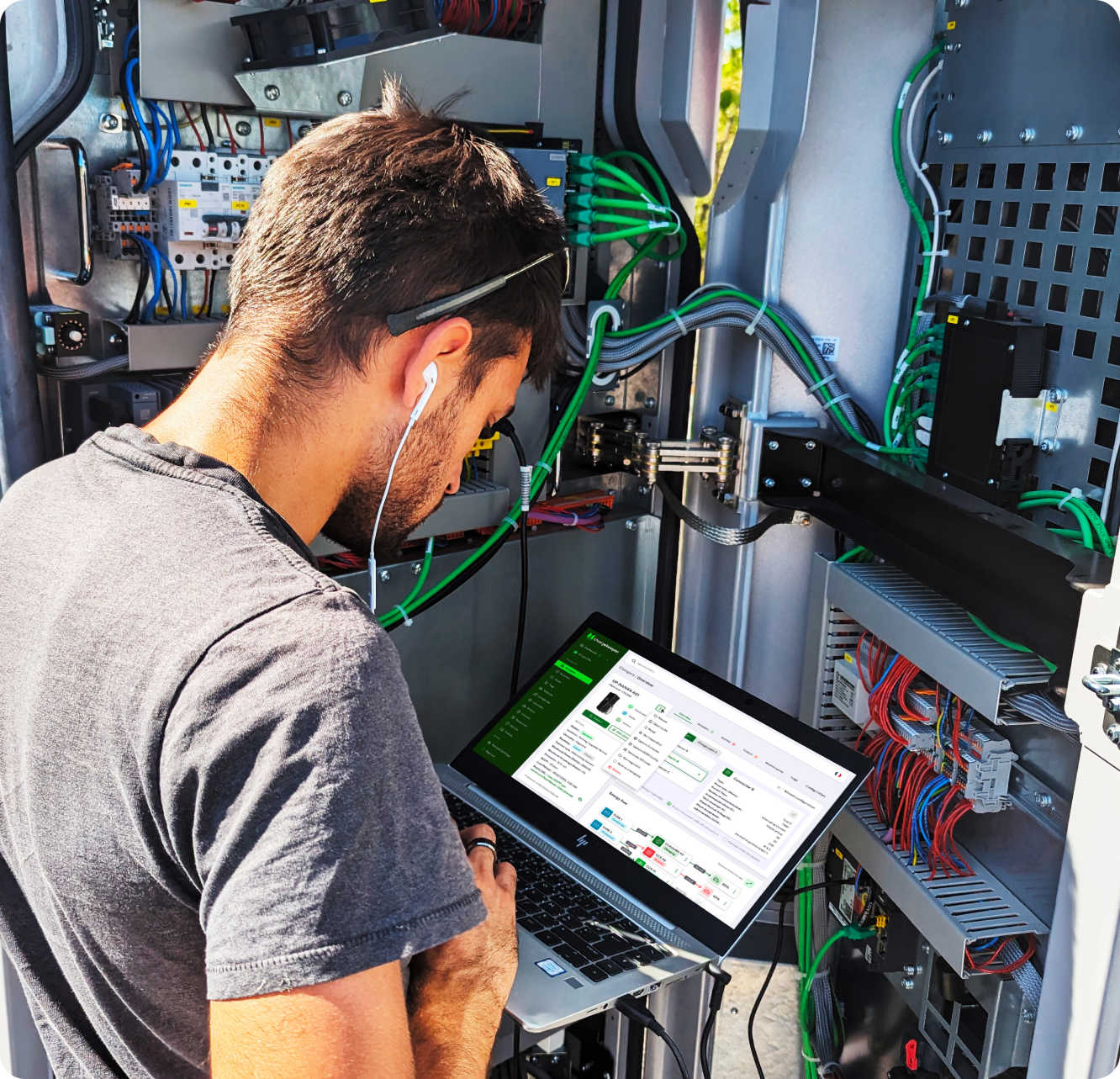 Tecnico dell'infrastruttura di ricarica al lavoro